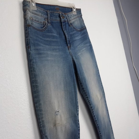 Kut from the Kloth Women's Ankle Skinny Jeans Size 6 Light Wash Distressed Denim - Picture 3 of 12